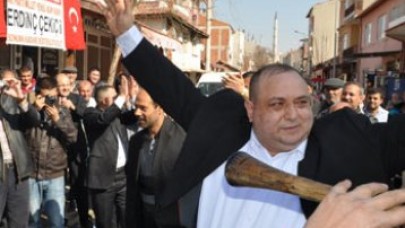 Davullu-zurnalı aday adaylığı açıklaması