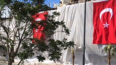 Veznecilerde iş yerlerine Türk bayrakları asıldı