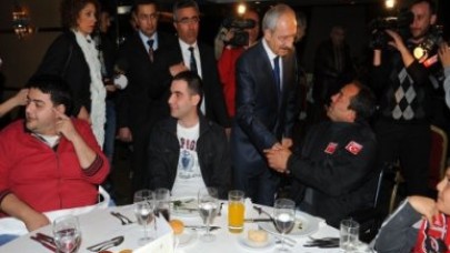 Şehit aileleri ve gazilerle buluştu