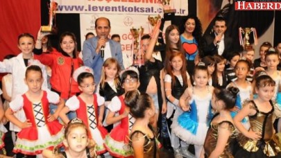 Yedi kupalı dansçılar sahnede