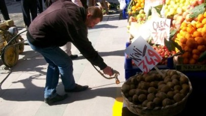 Esnafa sarı çizgi.Çizgiyi aşan cezayı alır