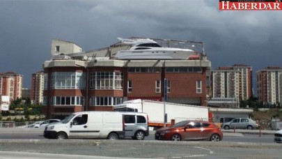 Başakşehirde şaşırtan görüntü! İş yerinin balkonuna tekne yaptı