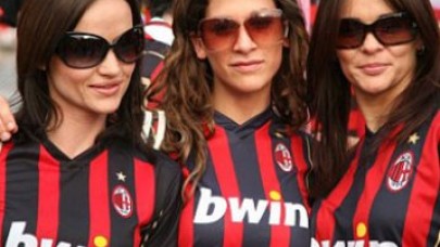 Çıplak kızlara Milan forması giydirmiş
