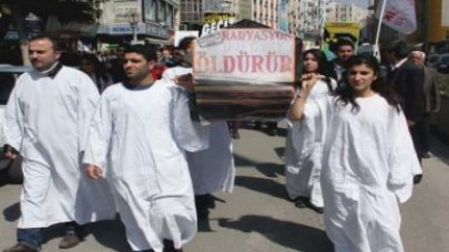 Nükleer karşıtları kefen giyip tabut taşıdı