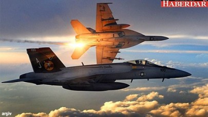 İki savaş uçağı havada çarpıştı!