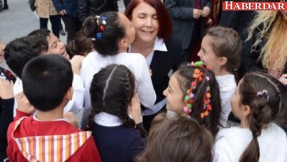 Öğrencilerden Toprak Anaya karanfil