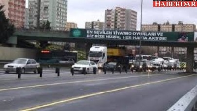 TIR üst geçide takıldı; İstanbulda trafik felç...