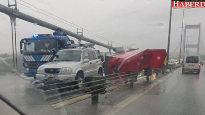 Fatih Sultan Mehmet Köprüsünde römork devrildi