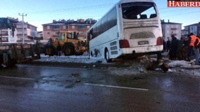 Öğrencileri Taşıyan Otobüs Devrildi: 3 Ölü, 40 Yaralı