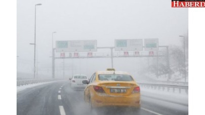 İstanbulda yağan kar yağışı etkili olmaya devam ediyor.