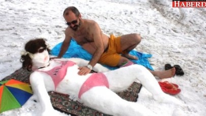 Geçen Sene Evlendiği Kardan Gelinle Bu Yıl Balayına Çıktı