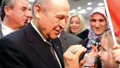 Tişörtün önünde AB, arkasında ABD yazıyor