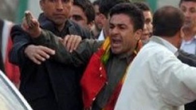 BDP'li vekil elinde taşla görüntülendi