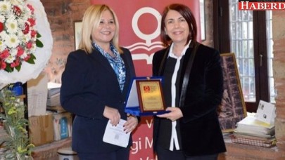 Handan Topraka teşekkür plaketi