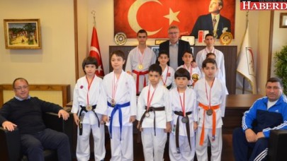 Karate Sporuna Gönül Vermiş Minik Karatecilerden Cem Kara’ya ziyaret