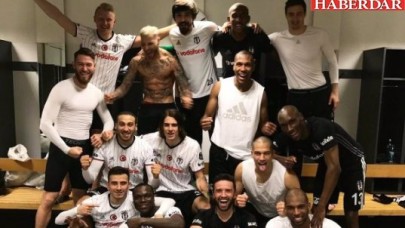 Beşiktaşlı futbolculardan zafer pozu
