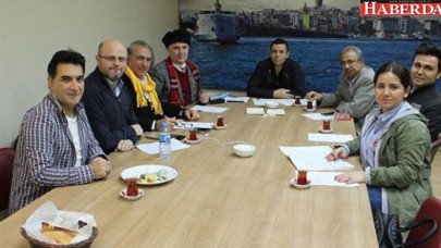 Gazeteciler yemekte buluşuyor