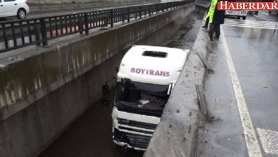 Başakşehirde TIR kanala uçtu
