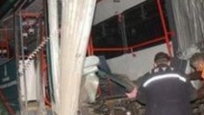 İETT otobüsü ikiye bölündü