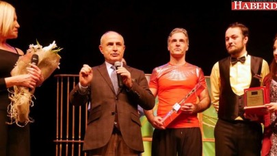 Büyükçekmecede tiyatro oyunları kapalı gişe oynuyor