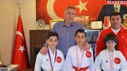 Milli sporcular Başkan Cem Karayı ziyaret etti