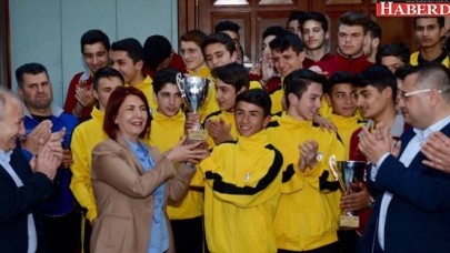 BELEDİYESPORA ŞAMPİYONLUK KUPASI BAŞKAN TOPRAK’TAN