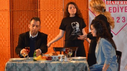 Muhteşem bir tiyatro oyunu izlemek ister misiniz?