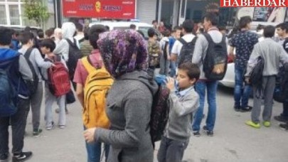 Öğretmenin Bulduğu Mektup Üzerine Veliler Okula Koştu