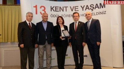 KENTSEL DÖNÜŞÜM ÖDÜLÜ BAŞKAN TOPRAK’A