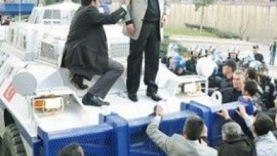 Merkez! Baydemir panzerimizin üzerinde