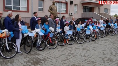 Başkan Akgün, okul birincilerini bisikletle ödüllendirdi