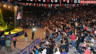 AVCILAR’DA YILDIZ YAĞMURUNA YAĞMURLA ARA VERİLDİ