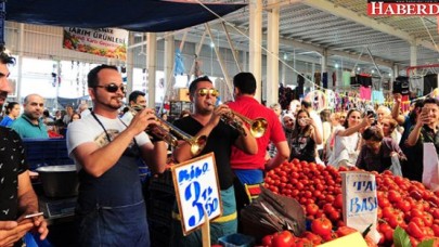 Pazarda saklandıkları tezgahlardan çıkıp klasik müzik yaptılar