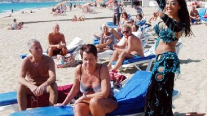 Plajda dansözlü sezon açılışı