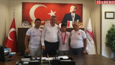 Madalya sevincini Başkan Cem Kara ile paylaştı