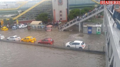 İstanbul yağmura teslim: Araçlar yolda kaldı, trafik felç!