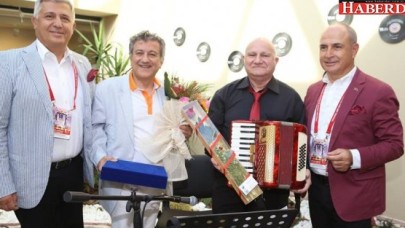 Bir döneme damgasını vuran taş plaklar sergilendi