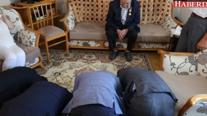 Koreliler, Kore gazisinin önünde secde etti