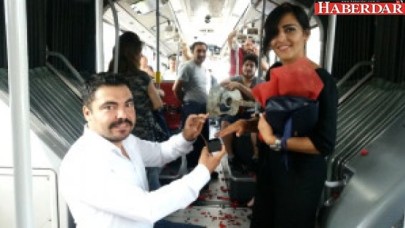 Metrobüste Sürpriz Evlenme Teklifi
