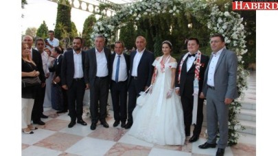 Işıklar oğlunun nikahını kıydı