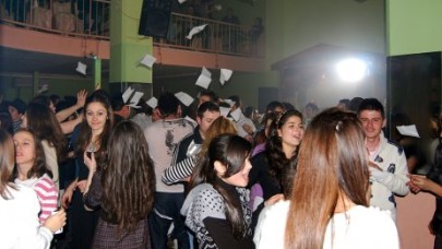 Balkan gençlerinden bahar coşkusu