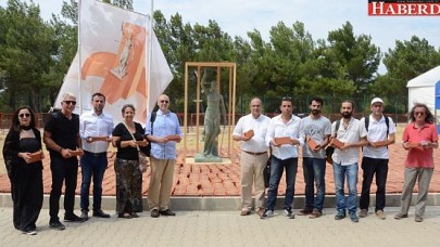 Tutuklu gazeteciler için anıta tuğla koydular