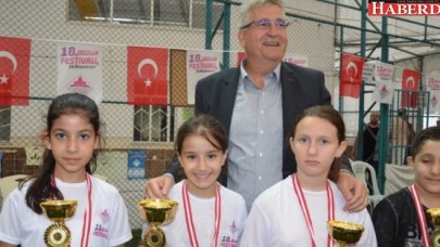 Masa tenisi şampiyonları kupalarını aldı