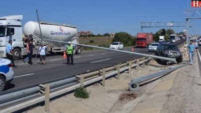 Yola Devrilen Direk Trafiği Aksattı
