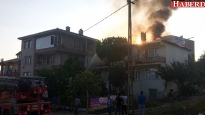Silivride 2 Katlı Binanın Çatısı Alev Alev Yandı