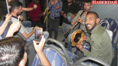 Sokakta, Metrobüste Şamata Şov