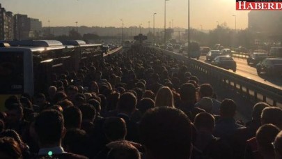 Metrobüs, kadın yolcuya çarptı, uzun kuyruklar oluştu!