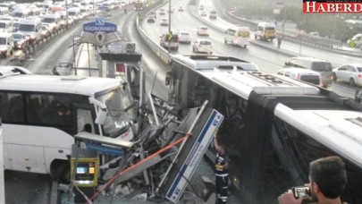 Küçükçekmecede Servis Minibüsü Metrobüs Durağına Girdi: 3 Yaralı