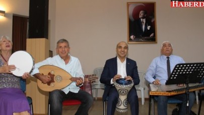 Başkan Kerimoğlu, Atatürkün sevdiği şarkıları söyledi