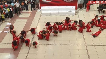 ÇOCUKLAR ATATÜRK’ÜN İMZASINI ATTI